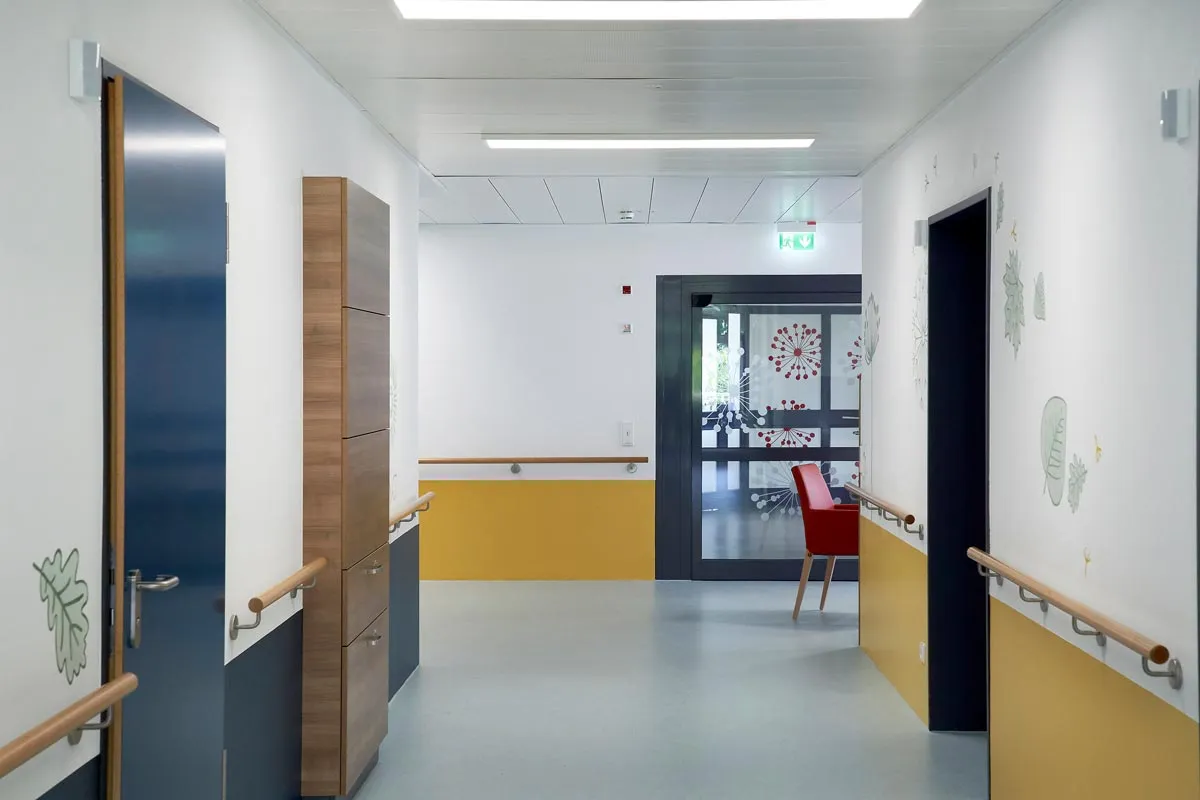 Stiftung Liebenau - Krankenstation für Menschen mit Mehrfachbehinderung, St. Lukas Klinik | Umbau Station - Stationsflur nach dem Umbau