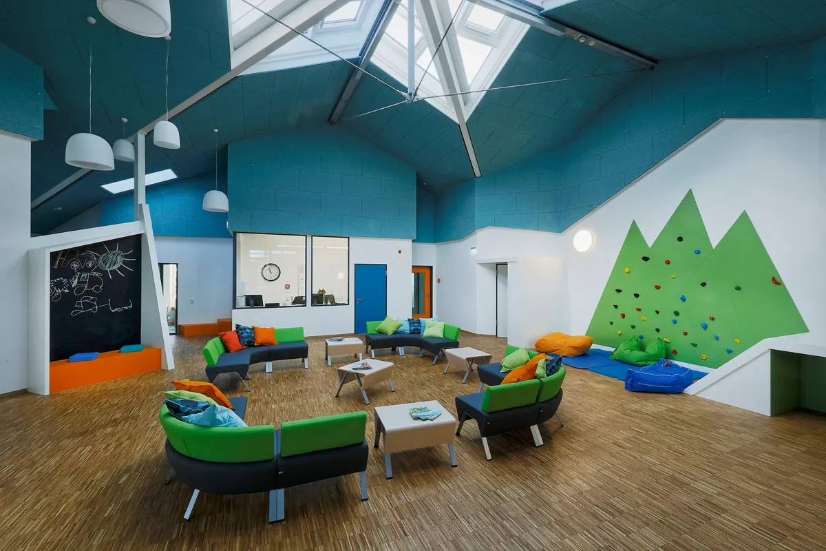 Stiftung Liebenau - Tagesklinik für Kinder- und Jugendpsychiatrie, St. Lukas Klinik | Umbau Klinikgebäude - Gruppenraum im Dachgeschoss nach dem Umbau