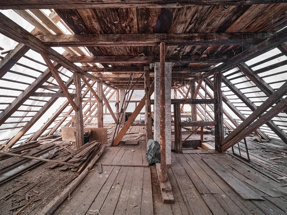 Denkmalsanierung Wohnhaus von 1530 - Dachgeschoss vor dem Umbau
