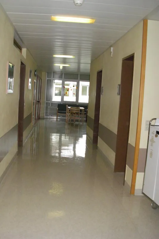 Stiftung Liebenau - Krankenstation für Menschen mit Mehrfachbehinderung, St. Lukas Klinik | Umbau Station - Stationsflur vor dem Umbau